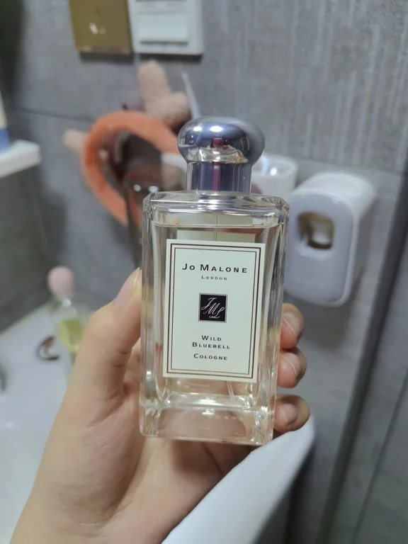 زجاجة عطر جو مالون وايلد بلو بيل المستطيلة الشفافة محمولة باليد