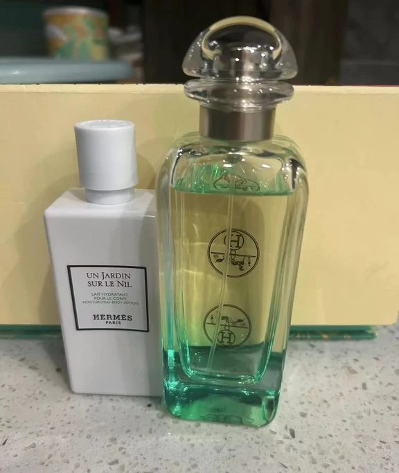 Hermes Un Jardin Sur Le Nil eau de toilette bottle beside its matching moisturizing body lotion