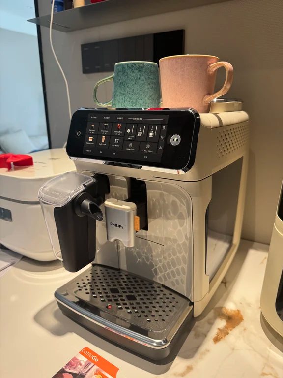 Cream-finish Philips fully automatic coffee machine equipped with a LatteGo milk container